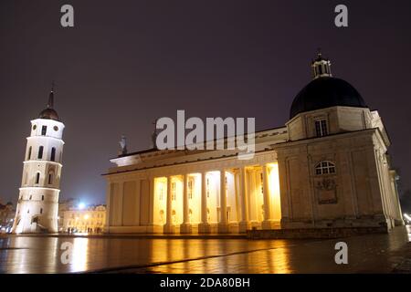 Die Kathedrale und ihr Glockenturm in Vilnius, Litauen Stockfoto