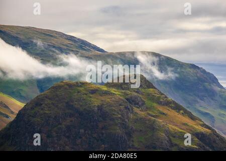 Der Gipfel des Rannerdale Knotts über Crummock Water im Lake District National Park, Cumbria, UK. Kleine Figur des Wanderers sichtbar auf der Oberseite Stockfoto