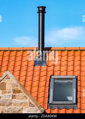 Rauchgas für Holzofen auf dem Pantile Dach des Hauses in umgebauten alten Bauernhaus aus dem Jahr 1857, East Lothian, Schottland, Großbritannien Stockfoto