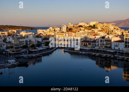 AGIOS NIKOLAOS, KRETA, GRIECHENLAND - 30 2020. AUGUST: Schöne spät sogar Sonnenlicht beleuchtet Gebäude im Zentrum der kretischen Stadt Agios Nikolaos Stockfoto