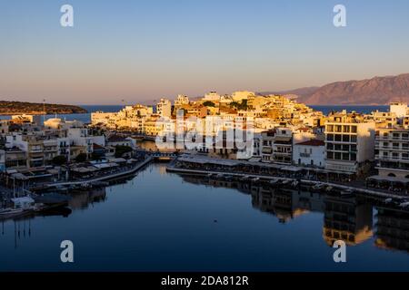 AGIOS NIKOLAOS, KRETA, GRIECHENLAND - 30 2020. AUGUST: Schöne spät sogar Sonnenlicht beleuchtet Gebäude im Zentrum der kretischen Stadt Agios Nikolaos Stockfoto