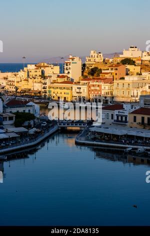 AGIOS NIKOLAOS, KRETA, GRIECHENLAND - 30 2020. AUGUST: Schöne spät sogar Sonnenlicht beleuchtet Gebäude im Zentrum der kretischen Stadt Agios Nikolaos Stockfoto