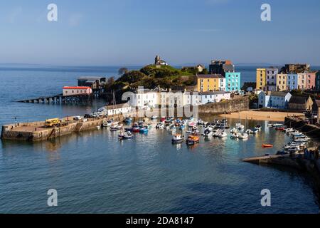 TENBY, WALES, UK - SEPTEMBER 14 2020: Die Menschen am Hafen genießen im Spätsommer die Sonne in der malerischen walisischen Küstenstadt Tenby in Pembro Stockfoto