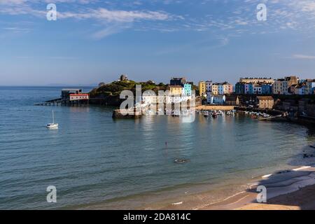 Bunte Gebäude und Boote im Hafen der Waliser Küstenstadt Tenby in Pembrokeshire Stockfoto