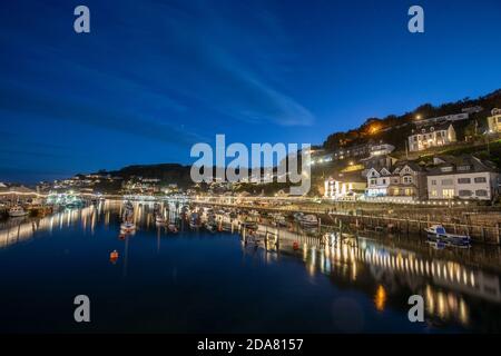 Looe Harbour am Abend ist Looe eine Küstenstadt und ein Fischerhafen in Cornwall, Großbritannien Stockfoto