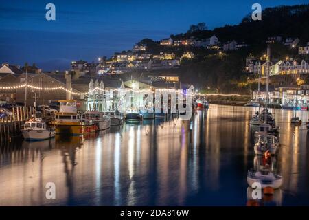 Looe Harbour am Abend ist Looe eine Küstenstadt und ein Fischerhafen in Cornwall, Großbritannien Stockfoto