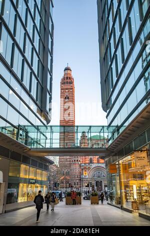 Cardinal Place ist ein Einkaufs- und Bürogebäude in London, in der Nähe der Victoria Station und gegenüber der Westminster Cathedral. Der Standort besteht aus drei buil Stockfoto