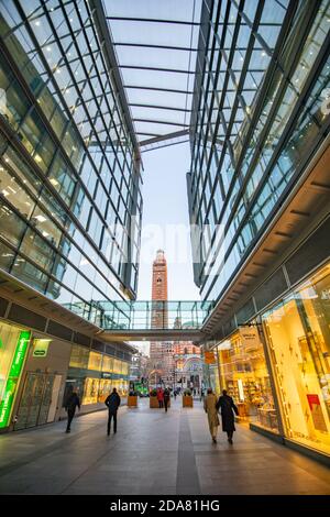 Cardinal Place ist ein Einkaufs- und Bürogebäude in London, in der Nähe der Victoria Station und gegenüber der Westminster Cathedral. Der Standort besteht aus drei buil Stockfoto