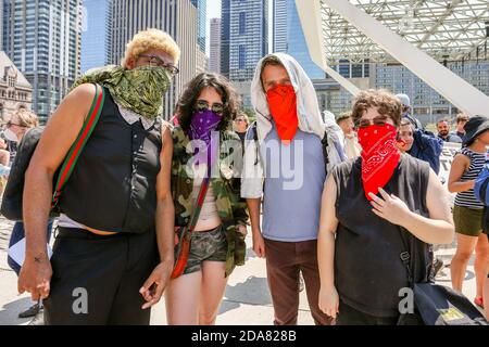 Toronto, Ontario, Kanada. August 2018. Maskierte Demonstranten, die während der Demonstration posierten.EINE "Stoppen Sie den Hass"-Kundgebung wurde von ANTIFA-Demonstranten auf dem Nathan Phillip Square in Opposition zu WCAI (Worldwide Coalition Against Islam) Canada abgehalten, einer Gruppe, die am selben Tag einen Protest plante. Quelle: Shawn Goldberg/SOPA Images/ZUMA Wire/Alamy Live News Stockfoto