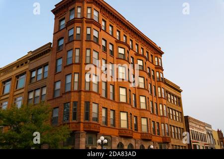 Außenansicht eines Backsteingebäudes in der Innenstadt von Midwest City. Bloomington, Illinois, USA Stockfoto