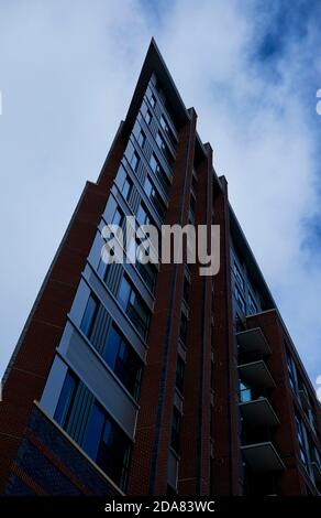 Blick auf den Punkt der Cables Point 14 Apartment-Komplex während eines launischen, bewölkten Himmels. In Arlington, Virginia. Stockfoto