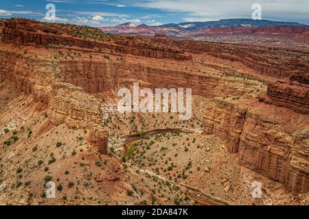 Canyons und erodierte Sandstein- und Kalksteinformationen dominieren die Landschaft im Capitol Reef National Park in Utah. Stockfoto