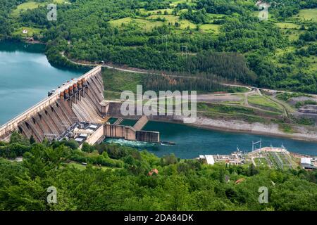 Damm auf dem Perucac See und dem Fluss Drina, um das Wasserkraftwerk Bajina Basta zu versorgen. Nationalpark Tara. Grüne Vegetation und blauer See Stockfoto