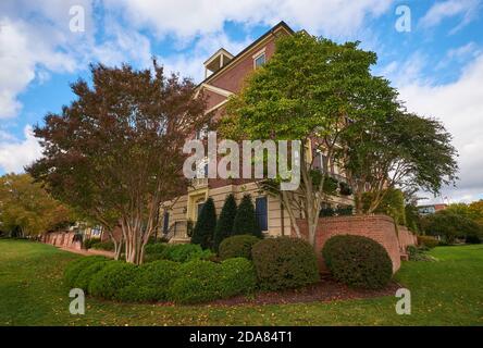 Ein surrealer Winkel einer typischen, modernen Wohnsiedlung, die auf kolonialer, roter Backsteinarchitektur basiert. In Alexandria, Virginia. Stockfoto