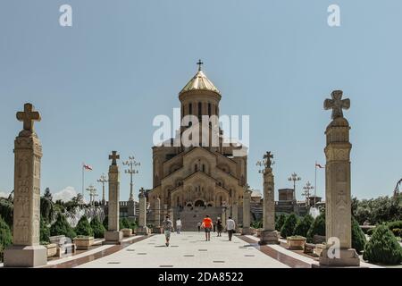 Tiflis, Georgien-Juli 7,2019. Kathedrale der Heiligen Dreifaltigkeit bekannt als Sameba. Die größte orthodoxe Kathedrale Georgiens befindet sich auf dem Elia-Hügel oberhalb der linken Seite Stockfoto