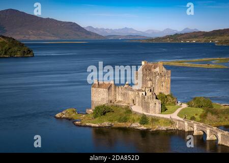 Am frühen Morgen über Eilean Donan Castle am Loch Duich, Dornie, Highlands, Schottland Stockfoto