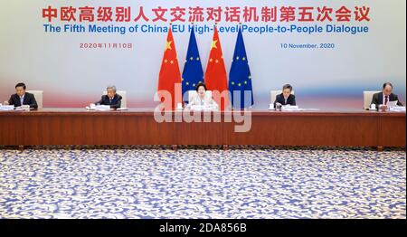 Peking, China. November 2020. Das fünfte Treffen des hochrangigen Dialogs zwischen den Menschen zwischen China und der EU findet am 10. November 2020 über Video-Link statt. Der chinesische Vizepremierminister Sun Chunlan und Mariya Gabriel, EU-Kommissarin für Innovation, Forschung, Kultur, Bildung und Jugend, nahmen an dem Treffen Teil. Quelle: Liu Bin/Xinhua/Alamy Live News Stockfoto