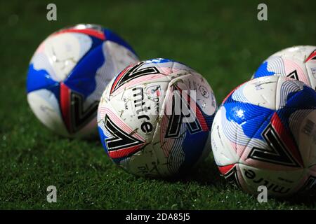 Ein allgemeiner Blick auf Mitre Match Bälle vor dem Papa John's Trophy Group F Spiel im Keepmoat Stadium, Doncaster. Stockfoto