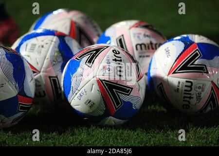 Ein allgemeiner Blick auf Mitre Match Bälle vor dem Papa John's Trophy Group F Spiel im Keepmoat Stadium, Doncaster. Stockfoto