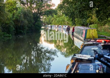 Eine Reihe von Narrowbooten vor Anker für die Nacht gerade Außerhalb von Braunston am Grand Union Canal Stockfoto