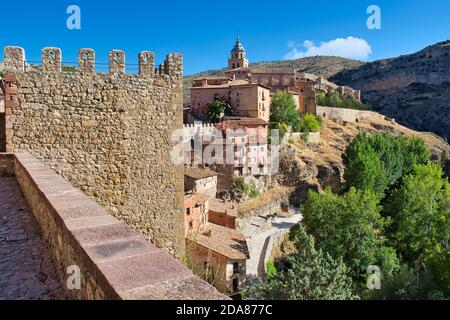 Kathedrale des Erlösers in Albarracin aus dem 16. Jahrhundert Von den mittelalterlichen Mauern aus gesehen Stockfoto