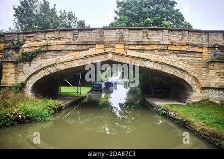 Kunstvolle Steinbrücke über den Grand Union Canal Cosgrove in der Nähe von Milton Keynes Stockfoto