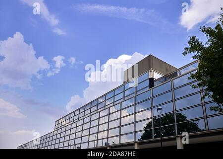 Blick auf ein typisches Bürogebäude im Zentrum von Milton Keynes Stockfoto