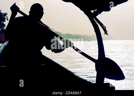 Afrika, Mali, Segou, Fluss Niger. Paddeln eine Piroque - in Silhouette. Stockfoto
