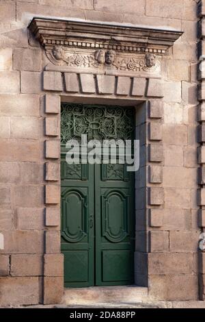 Detail einer alten grünen Holztür in der Stadt Von Le Puy en Velay Stockfoto