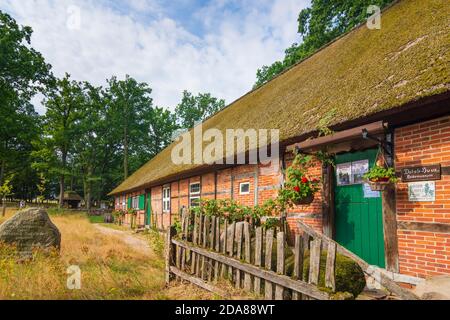 Wilsede: Reetdachhaus des Heidemuseums DAT ole Huus (links), ein typisches Fachwerkhaus, Lüneburger Heide, Lüneburger Heide, Stockfoto