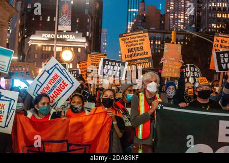 New Yorker kamen zusammen, um ihre Unterstützung für Joe Biden und Kamala Harris während der letzten Phase der Wahl zu zeigen. Die Menschen forderten, dass jede Stimme in einer freien und fairen Wahl gezählt wird. New York, USA. Stockfoto