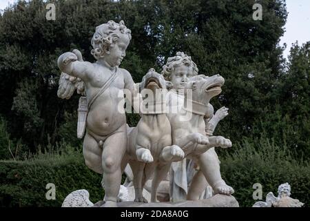 Statue von Hunden und Cherubs in den Ziergärten von Der Königspalast von Caserta Stockfoto