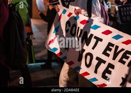 New Yorker kamen zusammen, um ihre Unterstützung für Joe Biden und Kamala Harris während der letzten Phase der Wahl zu zeigen. Die Menschen forderten, dass jede Stimme in einer freien und fairen Wahl gezählt wird. New York, USA. Stockfoto