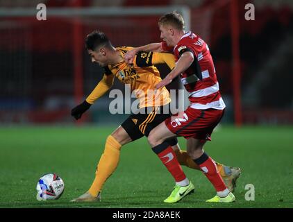 Wolverhampton Wanderers' Meritan Shabani (links) und Doncaster Rovers' Bradley Halliday während des Papa John's Trophy Group F Spiels im Keepmoat Stadium, Doncaster. Stockfoto