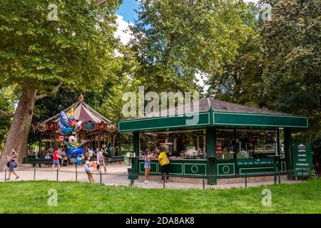 Paris, Frankreich - 29. August 2019 : Kinder genießen das Karussell im Parc Monceau, einem öffentlichen Garten im 8. arron Stockfoto