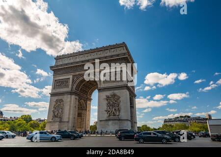 Paris, Frankreich - 29. August 2019 : der Triumphbogen ist eines der berühmten Monumente von Paris, am westlichen Ende der Champs-Élysé Stockfoto