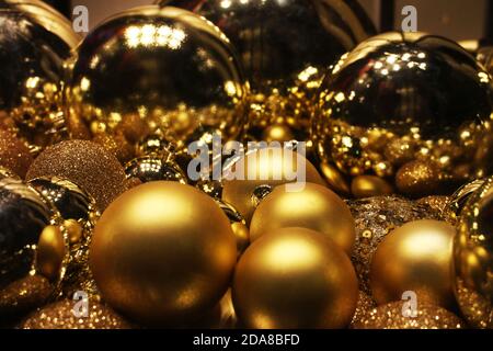 Weihnachten goldene Kugeln mit Funkeln und Reflexionen, Hintergrund mit Urlaub Luxus Dekorationen Stockfoto