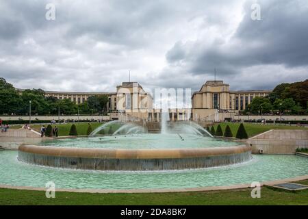 Paris, Frankreich - 29. August 2019 : Touristen in der Nähe des Brunnens von Warschau vor dem Chaillot Palast, ein Gebäude auf der Spitze des Chaillot Hügel in Stockfoto
