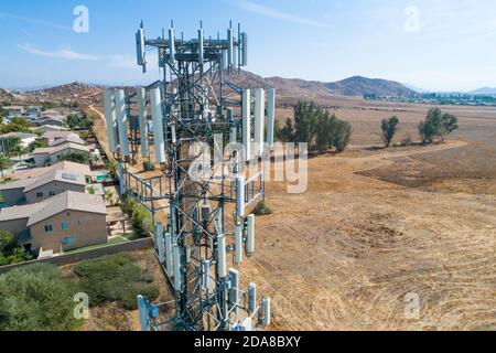 Nahaufnahme des mobilen Mobilfunktowers mit Mobilfunkantennierung. Stockfoto