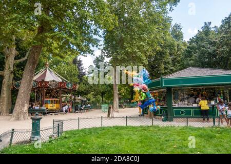 Paris, Frankreich - 29. August 2019 : Kinder genießen das Karussell im Parc Monceau, einem öffentlichen Garten im 8. arron Stockfoto