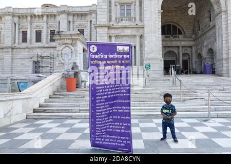 Kalkutta, Indien. November 2020. Ein Kind in der Victoria Memorial Hall, nach einer 7-monatigen Schließung wegen COVID Pandemie wieder geöffnet. (Foto: Suraranjan Nandi/Pacific Press/Sipa USA) Quelle: SIPA USA/Alamy Live News Stockfoto