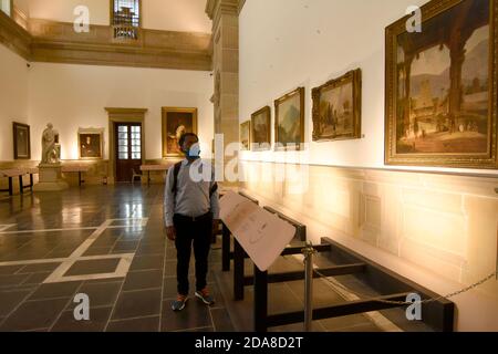 Kalkutta, Indien. November 2020. Ein Besucher, der die Galerie in der Victoria Memorial Hall betritt, kann nach einer 7-monatigen Schließung aufgrund der COVID-Pandemie wieder öffnen. (Foto: Suraranjan Nandi/Pacific Press/Sipa USA) Quelle: SIPA USA/Alamy Live News Stockfoto