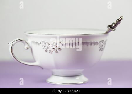 Nahaufnahme eines Blumenmusters auf einer Teetasse. Stockfoto