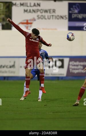 BARROW, ENGLAND. 10. NOVEMBER Accrington Stanley Ryan Cassidy bestreitet einen Header mit Barrow's Connor Brown während der EFL Trophy Spiel zwischen Barrow und Accrington Stanley an der Holker Street, Barrow-in-Furness am Dienstag, den 10. November 2020. (Kredit: Mark Fletcher, Mi News) Kredit: MI Nachrichten & Sport /Alamy Live Nachrichten Stockfoto