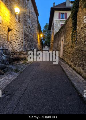 Eine Gasse zwischen alten Gebäuden in Annecy, Frankreich. Schmale Straße entlang Steinmauer Häuser Stockfoto