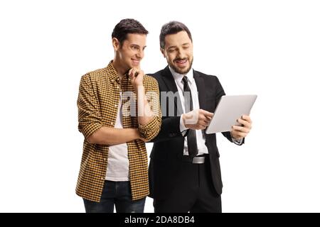 Geschäftsmann zeigt einem lächelnden jungen Mann isoliert ein Tablet Auf weißem Hintergrund Stockfoto