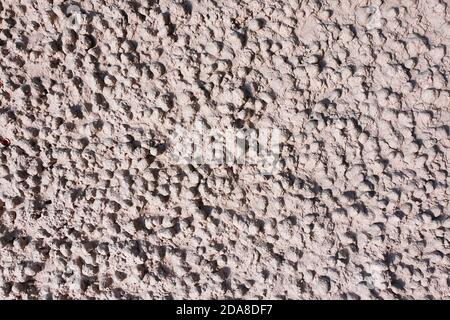 Blähton Beton Textur. Hellrosa Reliefputz, bestehend aus Blähton-Steinen. Abstrakter Hintergrund. Stockfoto