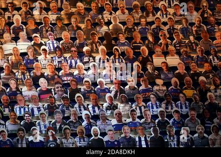 Eine allgemeine Ansicht der Kartonausschnitte von Fans in den Tribünen während des Papa John's Trophy Southern Group A Spiels im JobServe Community Stadium, Colchester. Stockfoto