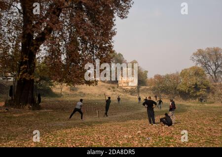 9. November 2020: Srinagar, Kaschmir. 09. November 2020. Kashmiri Jungen und junge Männer spielen Cricket während in einem Feld in während der Herbstsaison in Srinagar, in indischen Kaschmir verwaltet Kredit: Muzamil MATtoo/IMAGESLIVE/ZUMA Wire/Alamy Live News Stockfoto