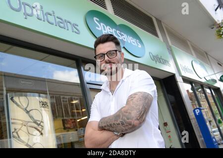 Mark Roche, 32, wurde aus Hunderten von Menschen in den Midlands als regionaler Finalist für den Titel Specsavers Spectacenträgers des Jahres ausgewählt. Stockfoto